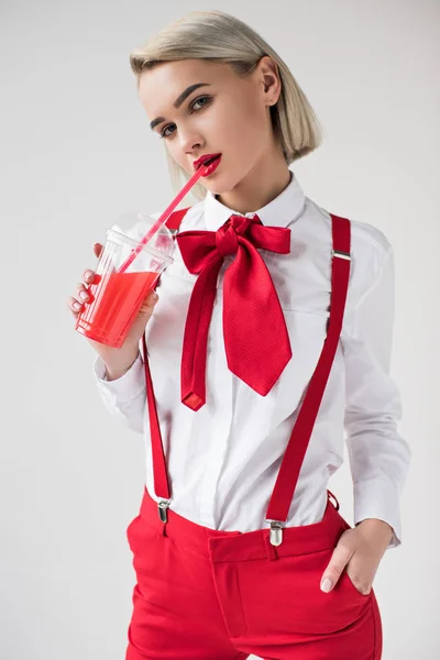 Стильная девушка с красным напитком — стоковое фото