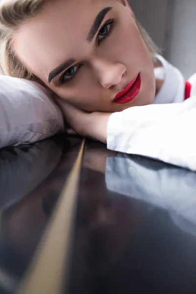 Belle fille avec rouge à lèvres rouge — Photo de stock