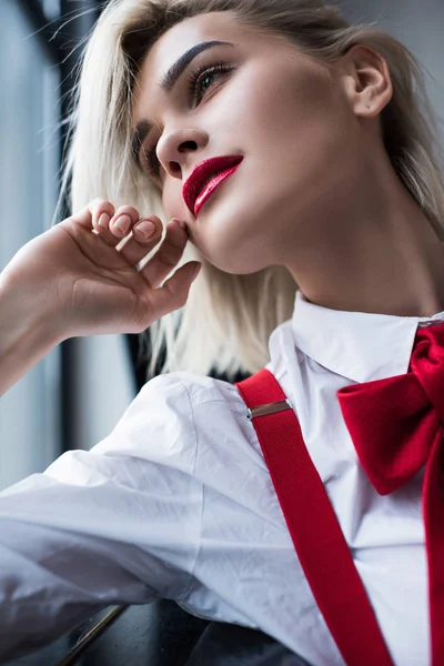 Chica rubia con lápiz labial rojo - foto de stock