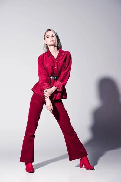 Jolie fille en rouge vêtements à la mode — Photo de stock