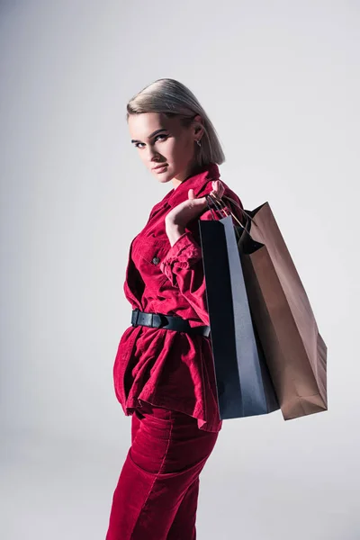 Стильна дівчина з сумкою для покупок — стокове фото