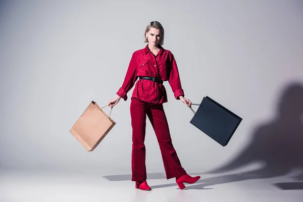 Menina elegante com sacos de compras — Fotografia de Stock