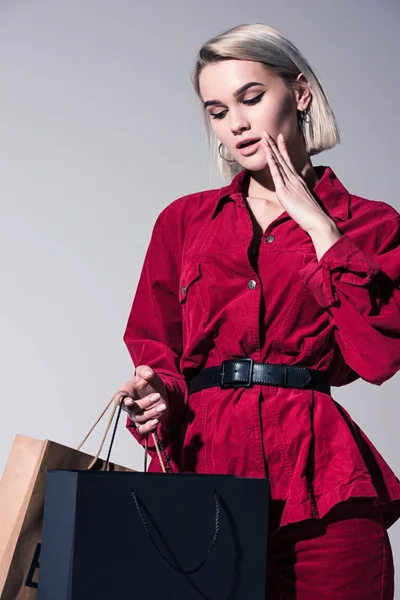 Menina atraente com saco de compras — Fotografia de Stock