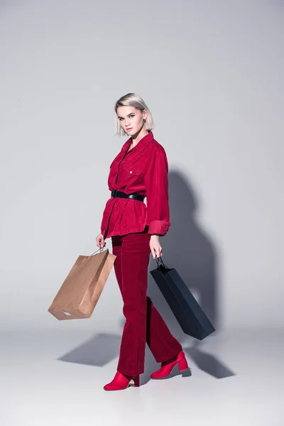 Модная девушка с сумкой — стоковое фото