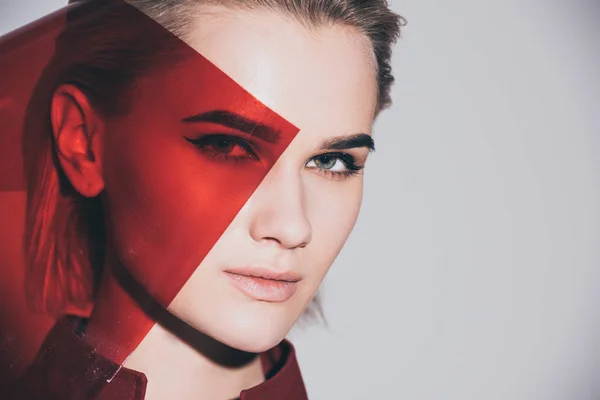 Menina na moda com filtro vermelho — Fotografia de Stock