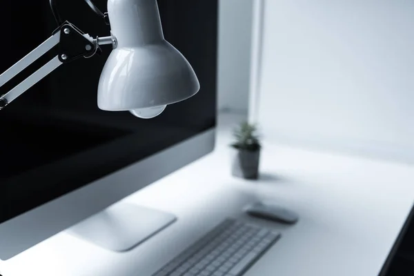 Blanco apagado lámpara de mesa en la mesa de trabajo - foto de stock