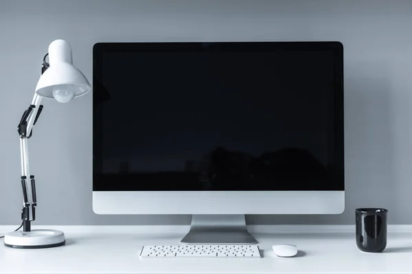 Lugar de trabajo con ordenador y lámpara de mesa - foto de stock