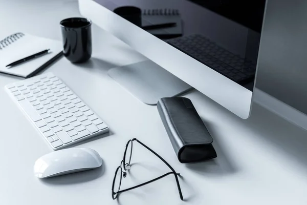 Gafas y estuche de gafas en la mesa de trabajo - foto de stock