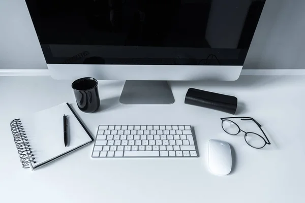 Overhead view of keyboard, computer mouse and notebook — Stock Photo