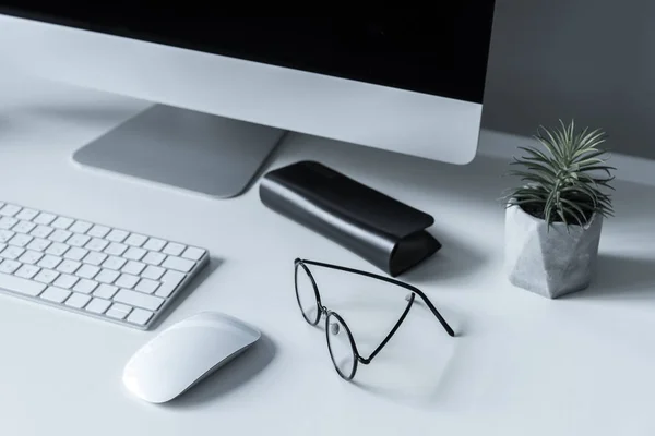 Overhead view of glasses and spectacle case on working table — Stock Photo