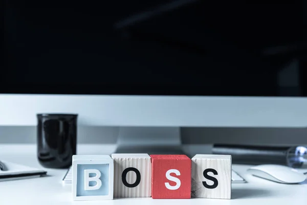 Cubos de madera con palabra jefe en la mesa de trabajo - foto de stock