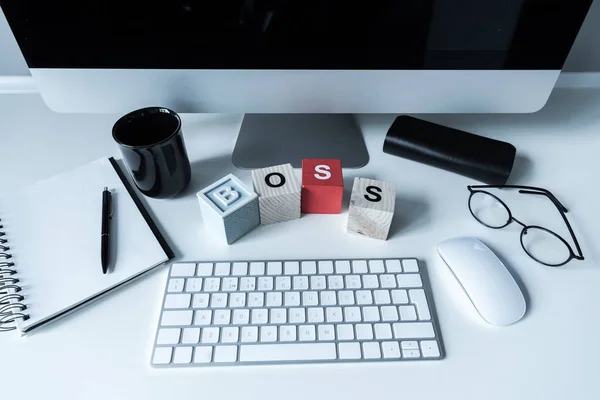 Table de travail avec cubes en bois avec mot Boss — Photo de stock