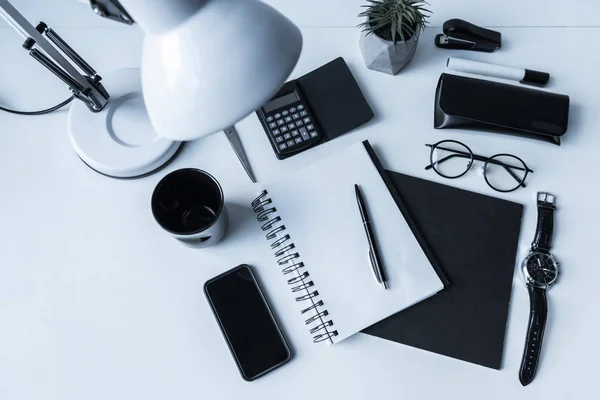 Vista aérea de la mesa de trabajo con teléfono inteligente y portátil - foto de stock