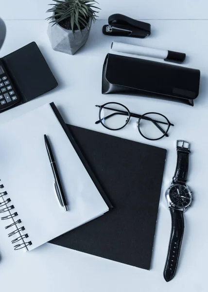 Vista aérea del cuaderno y la pluma con reloj en la mesa de trabajo - foto de stock