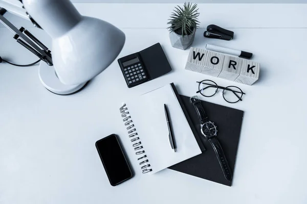 Vista aérea de la mesa de trabajo con cubos de madera con palabra Trabajo - foto de stock