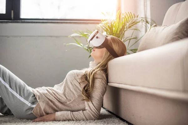 Bela jovem mulher em realidade virtual fone de ouvido em casa — Fotografia de Stock