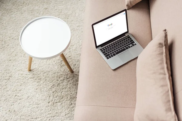 Hochwinkel-Ansicht des Laptops auf gemütlicher Couch mit Google-Website auf dem Bildschirm — Stockfoto