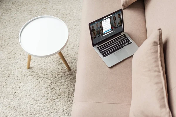 Hochwinkel-Ansicht des Laptops steht auf gemütlicher Couch mit linkedin Website auf dem Bildschirm — Stockfoto