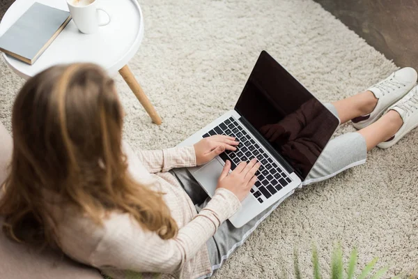 Blick aus der Vogelperspektive auf junge Frau, die zu Hause mit Laptop arbeitet — Stockfoto