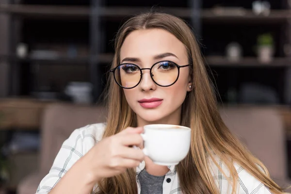 Gros plan portrait de belle jeune femme buvant du café — Photo de stock