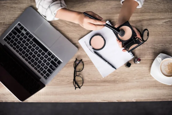 Corte tiro de mulher fazendo maquiagem no local de trabalho — Fotografia de Stock