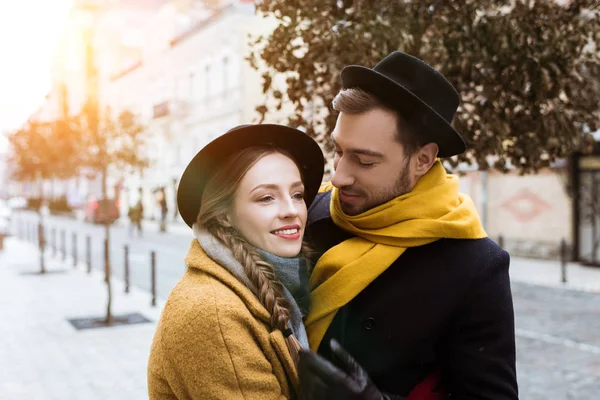 Atraente jovem casal abraçando no outono roupa — Fotografia de Stock