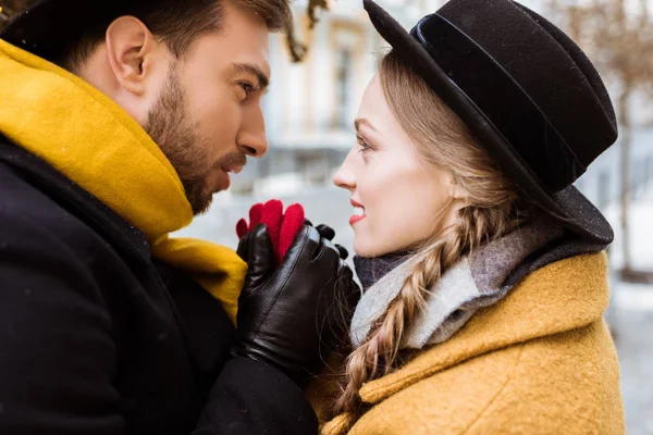 Beau couple tenant la main et se regardant — Photo de stock