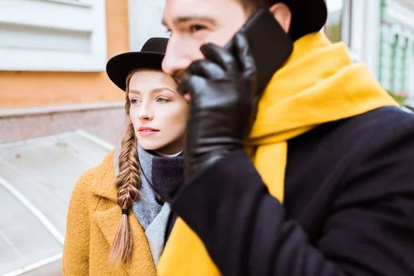 Hombre en traje de otoño hablando en el teléfono inteligente - foto de stock