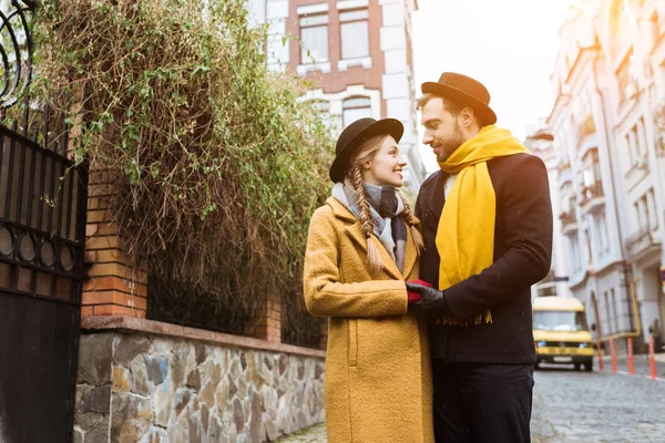 Belo jovem casal em roupa de outono olhando uns para os outros — Fotografia de Stock