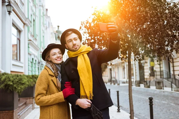 Belo jovem casal tomando selfie no outono roupa — Fotografia de Stock