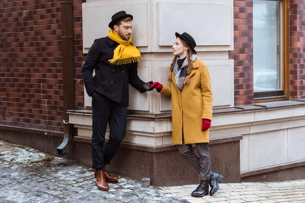 Jeune couple attrayant tenant la main et se regardant — Photo de stock