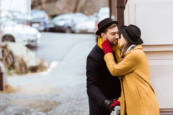 Beau couple acctractif tendre à la rue de la ville — Photo de stock