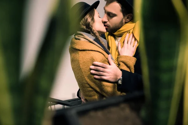 Junges attraktives Paar küsst sich im Herbst-Outfit — Stockfoto