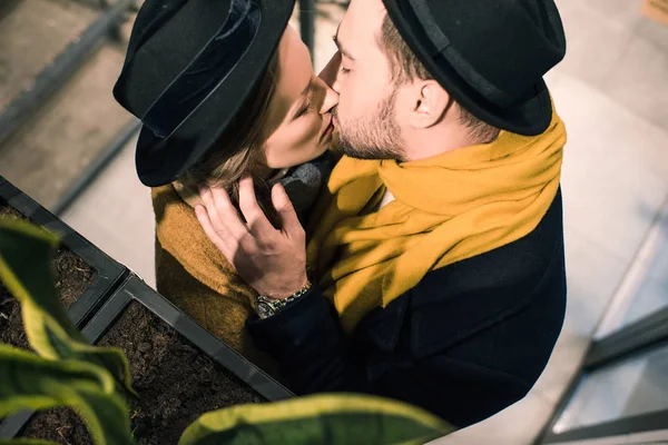 Joven atractivo pareja besándose en otoño traje - foto de stock