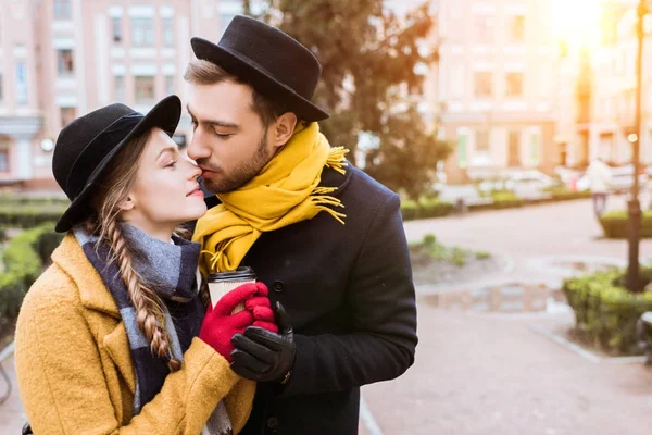 Lindo beijo casal no outono roupa com xícara de café — Fotografia de Stock