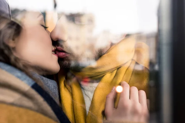 Reflective image of kissing couple, closeup — Stock Photo
