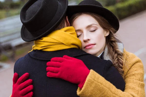 Schönes Liebespaar im Herbst-Outfit — Stockfoto