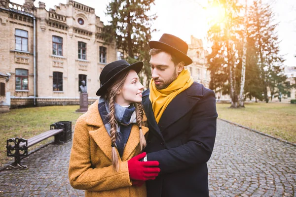 Jeune couple en tenue d'automne étreignant et se regardant — Photo de stock