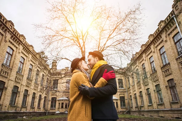 Fröhlich attraktives junges Paar umarmt sich vor dem Gebäude — Stockfoto