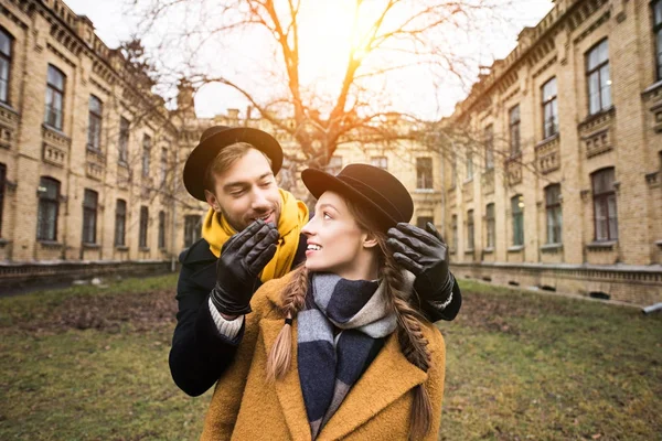 Fröhlich attraktives junges Paar vor dem Gebäude — Stockfoto