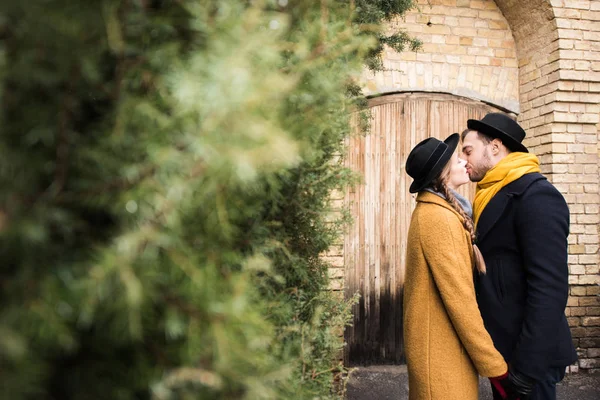 Attrayant jeune couple embrasser à côté des arbres — Photo de stock