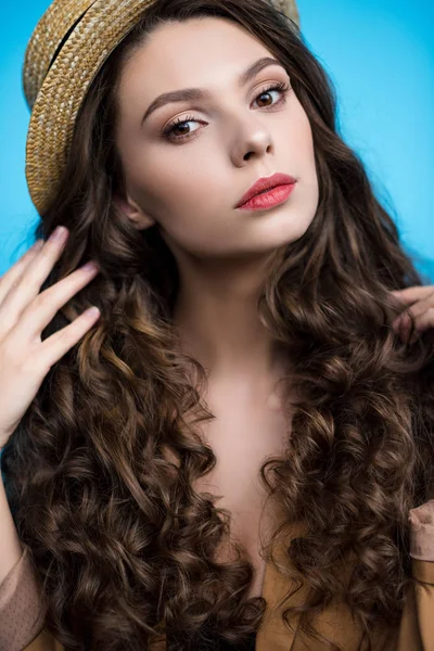Retrato de cerca de la sensual joven con el pelo rizado largo en sombrero canotier mirando a la cámara - foto de stock