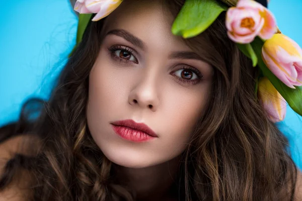Close-up retrato de sensual jovem com grinalda feita de flores de tulipa — Fotografia de Stock