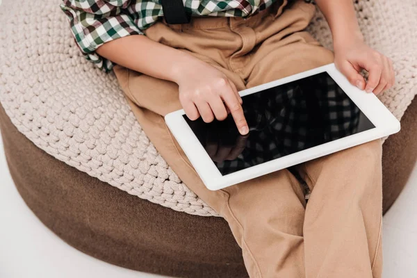 Tiro recortado de menino sentado e usando tablet digital com tela em branco no cinza — Fotografia de Stock