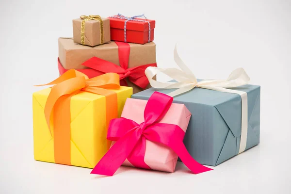 Vista de cerca de varias cajas de regalo de colores aislados en blanco - foto de stock