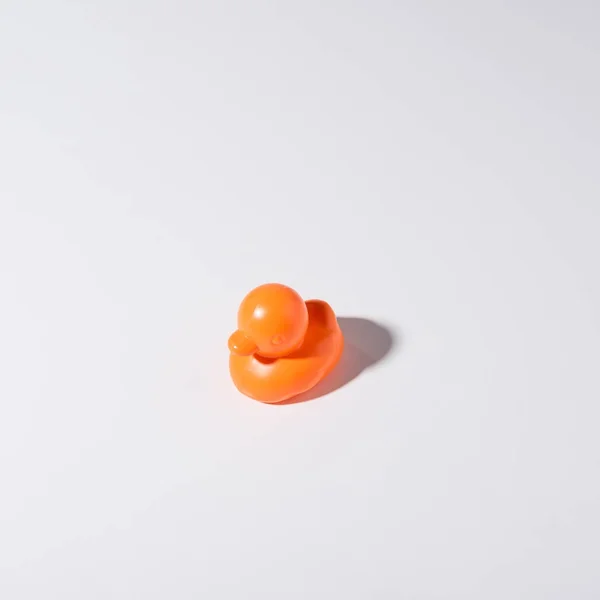 Vista de perto de um pato de borracha laranja isolado no cinzento — Fotografia de Stock