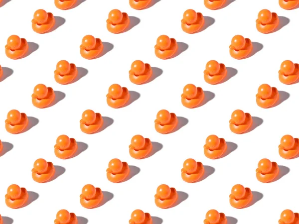 Patrón sin costuras de pequeños patos de goma naranja en blanco - foto de stock