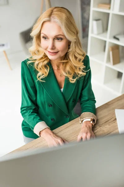 High angle view of smiling businesswoman working with desktop computer — Stock Photo