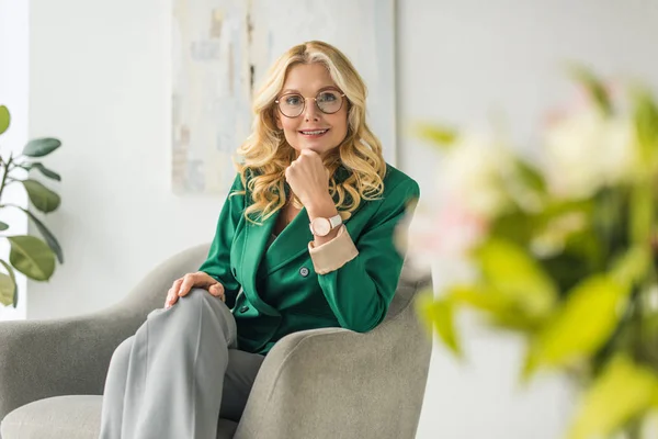 Porträt einer schönen reifen Frau mit Brille, die in die Kamera lächelt — Stockfoto