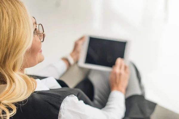 Plan recadré de femme d'affaires dans les lunettes à l'aide d'une tablette numérique avec écran blanc — Photo de stock